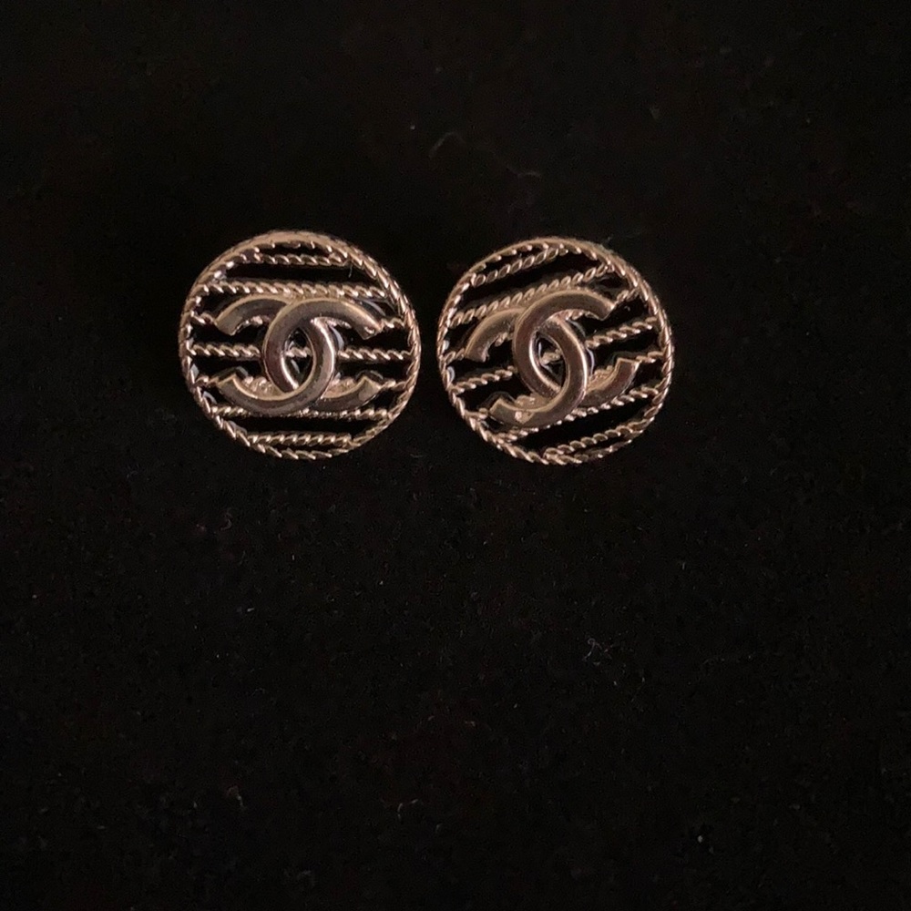 Round earrings